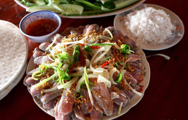 Gỏi cá trích cuốn rau rừng: thương hiệu ẩm thực Phú Quốc - Ảnh 1.
