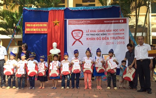 Chương trình “Khăn đỏ đến trường 2014” triển khai vào đúng dịp khai 
giảng cũng là một trong chuỗi hoạt động đặc biệt hướng tới sinh nhật 21 
năm của Techcombank vào ngày 27/9 tới đây.