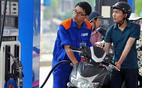 Giá xăng trong nước giảm 500 đồng/lít