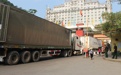 Hoạt động giao thương ở cửa khẩu Tân Thanh, Lạng Sơn.<br>