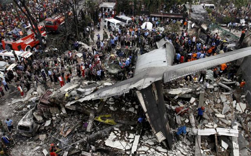 Hiện trường chiếc máy bay Hercules gặp nạn - Ảnh: Reuters.<br>
