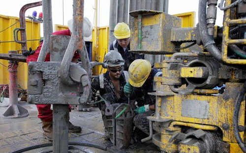 <b> </b>Công nhân của hãng Schlumberger Ltd đang Pg88hi Thể Thao, Bóng Đá, Casino, Nổ Hũ, Xổ Số tại một giàn khoan ở Villejuif, Pháp - Ảnh: Bloomberg.<b><br></b>