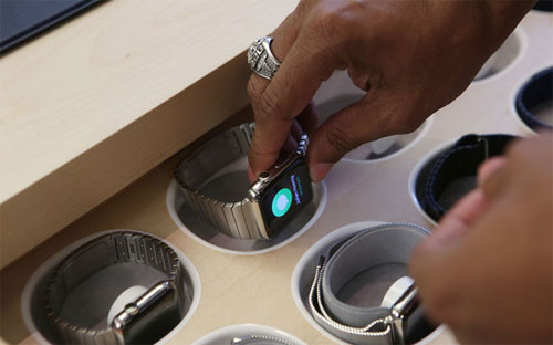 Vào thứ Sáu tuần này, Apple sẽ bán Apple Watch tại 9 quốc gia thông qua các kênh của riêng mình - Ảnh: <span class="credit" itemprop="copyrightHolder">The New York Time.        </span>