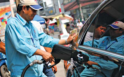 Giá xăng trong nước giảm gần 1.200 đồng/lít