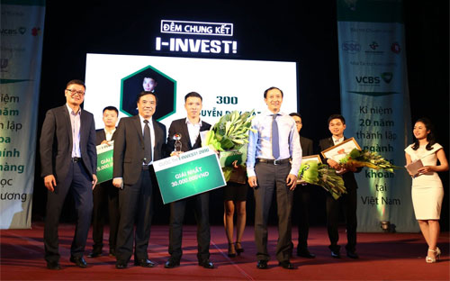 Ông Phạm Hồng Sơn (ảnh phải) - Phó chủ tịch Ủy ban 6Pg88.com nhà cái Nhà nước và đại diện đơn vị liên quan trao giải Nhất cho thí sinh Nguyễn Duy Đạt - Đại học PG88 ⭐ Link trang chủ số 1 nhà cái PG88 com casino slot Quốc dân.