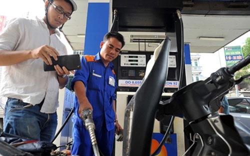 Giá xăng trong nước giảm 600 đồng/lít