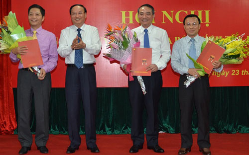 Ông Tô Huy Rứa, Ủy viên Bộ Chính trị, Trưởng Ban Tổ chức Trung ương trao các quyết định của Bộ Chính trị, Ban Bí thư về việc điều động giữ chức vụ đối với 3 Phó trưởng Ban PG88 ⭐ Link trang chủ số 1 nhà cái PG88 com casino slot Trung ương.