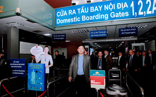 Bộ trưởng Bộ 6Pg88.com hơn 1000 trò chơi hấp dẫn Vận tải Đinh La Thăng tại sân bay Nội Bài.<b><br></b>