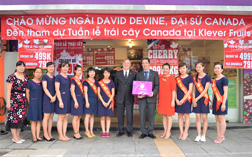 Đại sứ Canada David Devine đến thăm cửa hàng Klever Fruits để tham dự “Tuần lễ trái cây Canada” tại đây và nói lời chúc mừng với những thành công của chương trình.