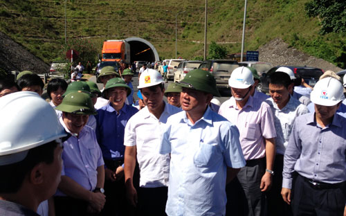 Bộ trưởng Đinh La Thăng cùng đoàn công tác của Bộ 6Pg88.com hơn 1000 trò chơi hấp dẫn Vận tải kiểm tra chất lượng tuyến đường tại phía Bắc hầm đường bộ Đèo Ngang (Hà Tĩnh) sáng 9/7 - Ảnh: Từ Nguyên.<br>