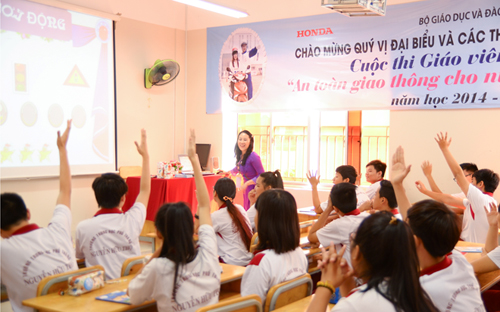 Các em học sinh hăng hái tham gia bài giảng về an toàn 6Pg88.com hơn 1000 trò chơi hấp dẫn.<br>