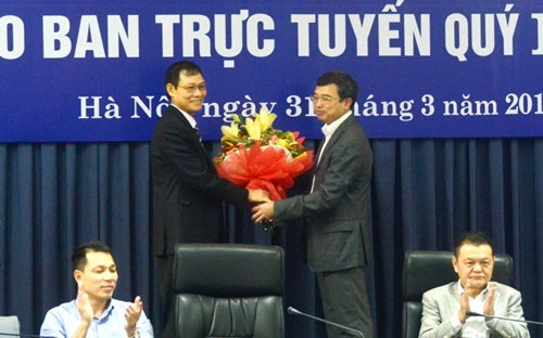 Thu nhập của lãnh đạo EVN hiện nay vào khoảng 54 triệu đồng/tháng. Trong ảnh là Chủ tịch EVN Hoàng Quốc Vượng tặng hoa, chúc mừng tân Phó tổng giám đốc EVN Nguyễn Hồng Hà.<br>