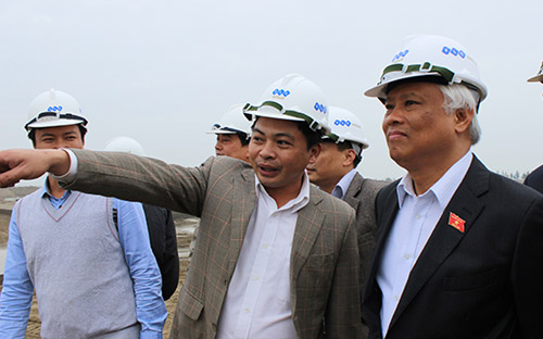 Tổng giám đốc FLC Doãn Văn Phương (giữa) giới thiệu các hạng mục trong Link Trang Chủ PG88.Com Mới #2026 Samson Beach &amp; Golf Resort.<br>