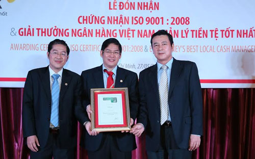 Lãnh đạo HDBank nhận giải thưởng từ Euromoney.