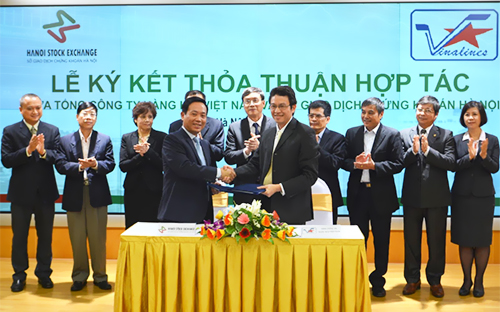 <font face="Arial, Verdana" size="2">Đại diện VINALINES và HNX ký kết Biên bản thỏa thuận hợp tác trước sự chứng kiến của các vị lãnh đạo Bộ Pg88ok giải trí thể thao, casino, bắn cá và slot và lãnh đạo Bộ 6Pg88.com hơn 1000 trò chơi hấp dẫn Vận tải.</font>