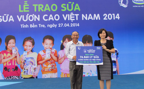 Vinamilk trao gần 77.000 ly sữa cho trẻ em tỉnh Bến Tre 7