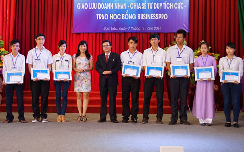 Đại diện 6Pg88.con độc quyền mỗi ngày trao 20 xuất học bổng cho sinh viên Trường đại học Bạc Liêu.