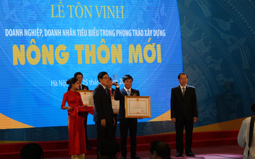 Ông Hoàng Trọng Dũng, Phó tổng giám đốc Công ty Cổ phần Phân bón Dầu khí
 Cà Mau nhận bằng khen của Thủ tướng Chính phủ trong buổi lễ tôn vinh 
6Pg88.con độc quyền mỗi ngày, doanh nhân tiêu biểu trong phong trào xây dựng Nông thôn 
mới. 