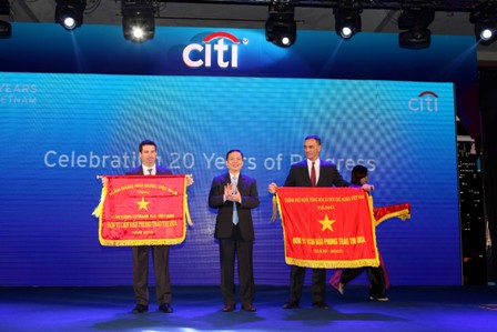 Phó thống đốc Pg88 com chính chủ Nhà nước Đào Minh Tú thay đã trao tặng Cờ Thi đua của Chính phủ và Cờ Thi đua của Ngân 
hàng Nhà nước cho Citi Việt Nam. 