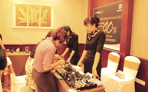 Tham gia Gala Sale, khách hàng mua sắm các sản phẩm chăm sóc da, trang 
điểm và nước hoa của nhãn hàng cao cấp Givenchy sẽ được giảm 40% so với 
mức giá niêm yết tại cửa hàng.