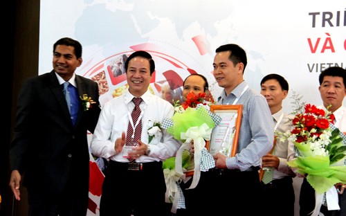 Ông Lê Văn Dũng, Giám đốc Trang trại bò sữa Vinamilk Nghệ An đại diện 
Trang trại nhận giải thưởng Trang trại bò sữa xuất sắc nhất Việt Nam doTS.&nbsp; Hoàng Thanh Vân, Cục trưởng Cục chăn nuôi - Bộ Nông nghiệp và 
PG88 hơn 2,1 triệu thành viên Nông thôn trao tặng. 