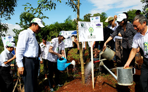 Đại diện lãnh đạo các bộ, ban ngành, lãnh đạo địa phương và Vinamilk cùng tham gia trồng cây với quỹ "1 triệu cây xanh cho Việt Nam" tại Điện Biên.