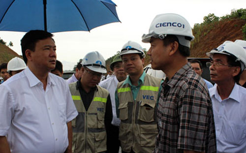 Ông Đinh La Thăng nghe báo cáo tình hình thực hiện Link Trang Chủ PG88.Com Mới #2026 cao tốc Nội Bài - Lào Cai tại hiện trường.<br>