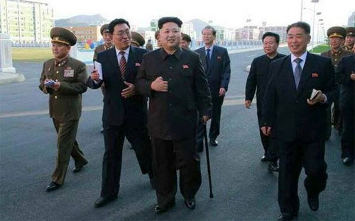 Ảnh ông Kim Jong Un tái xuất với cây gậy trên tay - Ảnh: Rodong Sinmun
