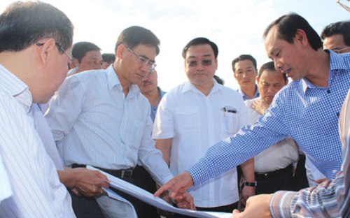 Phó thủ tướng Hoàng Trung Hải và các quan chức ngành 6Pg88.com hơn 1000 trò chơi hấp dẫn trong một chuyến thị sát địa điểm Long Thành trong năm 2014.<br>