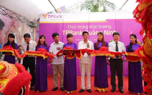 Đại diện Pg88 com chính chủ Nhà nước chi nhánh Quảng Ninh, UBND thành phố Hạ Long
 và ông Nguyễn Hưng - Tổng giám đốc TPBank cắt băng khai truơng. 