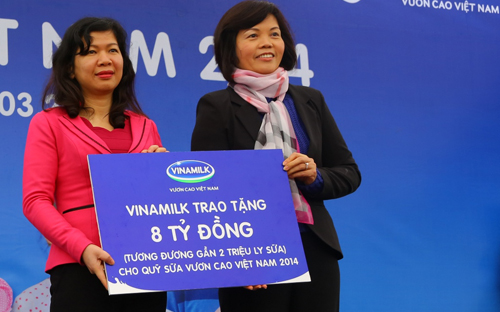 Bà Bùi Thị Hương, Giám đốc đối ngoại Công ty Cổ phần Sữa Việt Nam (Vinamilk), trao bảng tặng sữa tượng trưng cho quỹ Bảo trợ Trẻ em Việt Nam. Năm 2014 Vinamilk dành 8 tỷ đồng cho quỹ sữa “vươn cao Việt Nam”.