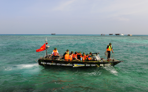 Tàu CQ do Viện Kỹ thuật hải quân thiết kế, thân tàu được chế tạo bằng vật liệu composit, có độ nổi cao và chịu được va đập lớn.