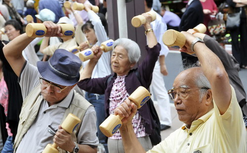 Trong 10 năm tới, Tokyo dự kiến sẽ có khoảng 1,75 triệu người trên 75 tuổi. Và không giống như người già ở các tỉnh khác, 25% người già Tokyo sống một mình, không có ai chăm sóc.<br>