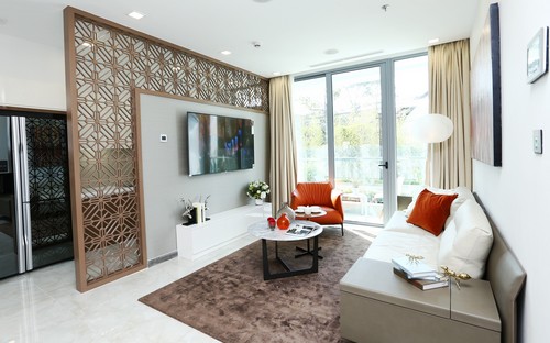 Phòng khách căn hộ Link Trang Chủ PG88.Com Mới #2026 Vinhomes Golden River được thiết kế mở sang trọng và hiện đại.<br>
