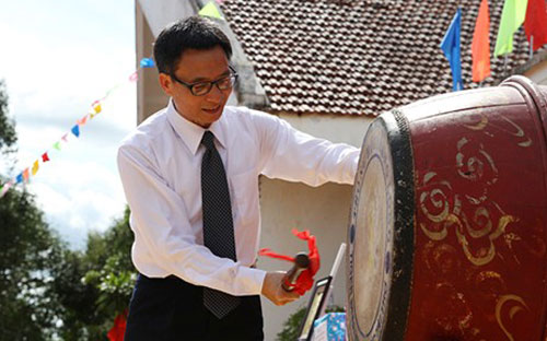 Phó thủ tướng Vũ Đức Đam đánh hồi trống tại lễ khai giảng năm học mới 2014 - 2015 tại Trường Trung học Phổ thông  Pleiku, tỉnh Gia Lai.