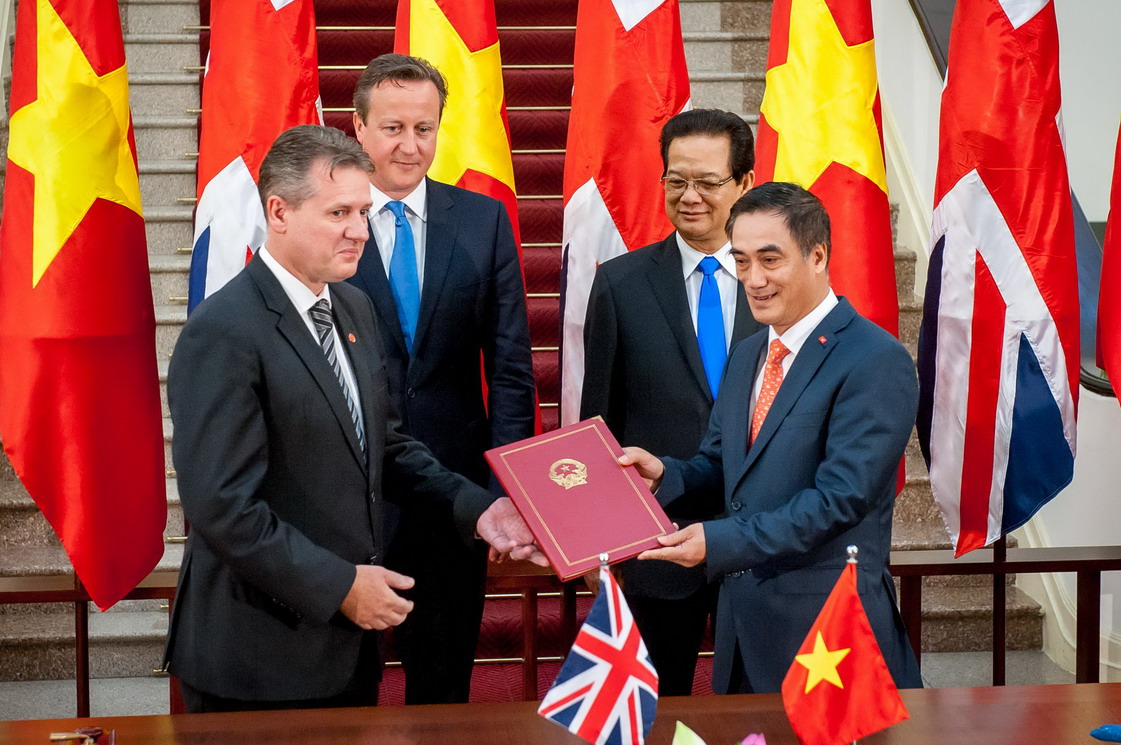 <font face="Arial">Ông Trần Xuân Hà - Thứ trưởng Bộ Pg88ok giải trí thể thao, casino, bắn cá và slot trao chứng nhận đầu tư cho ông Wilf Blackburn - Tổng giám đốc Prudential Việt Nam trước sự chứng kiến của Thủ tướng Nguyễn Tấn Dũng và Thủ tướng Anh David Cameron.<br></font>