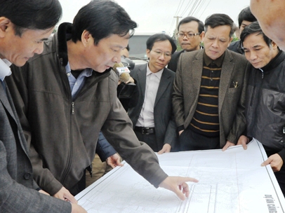 Chủ tịch Quảng Ninh, ông Nguyễn Văn Đọc trong chuyến thị sát mặt bằng Link Trang Chủ PG88.Com Mới #2026 sân bay Quảng Ninh tháng 2/2015.<br>