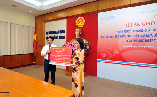 Bà Vũ Thị Thu Thủy - Phó chủ tịch UBND tỉnh Quảng Ninh nhận số tiền hỗ trợ từ phía Pg88 com chính chủ VietinBank.