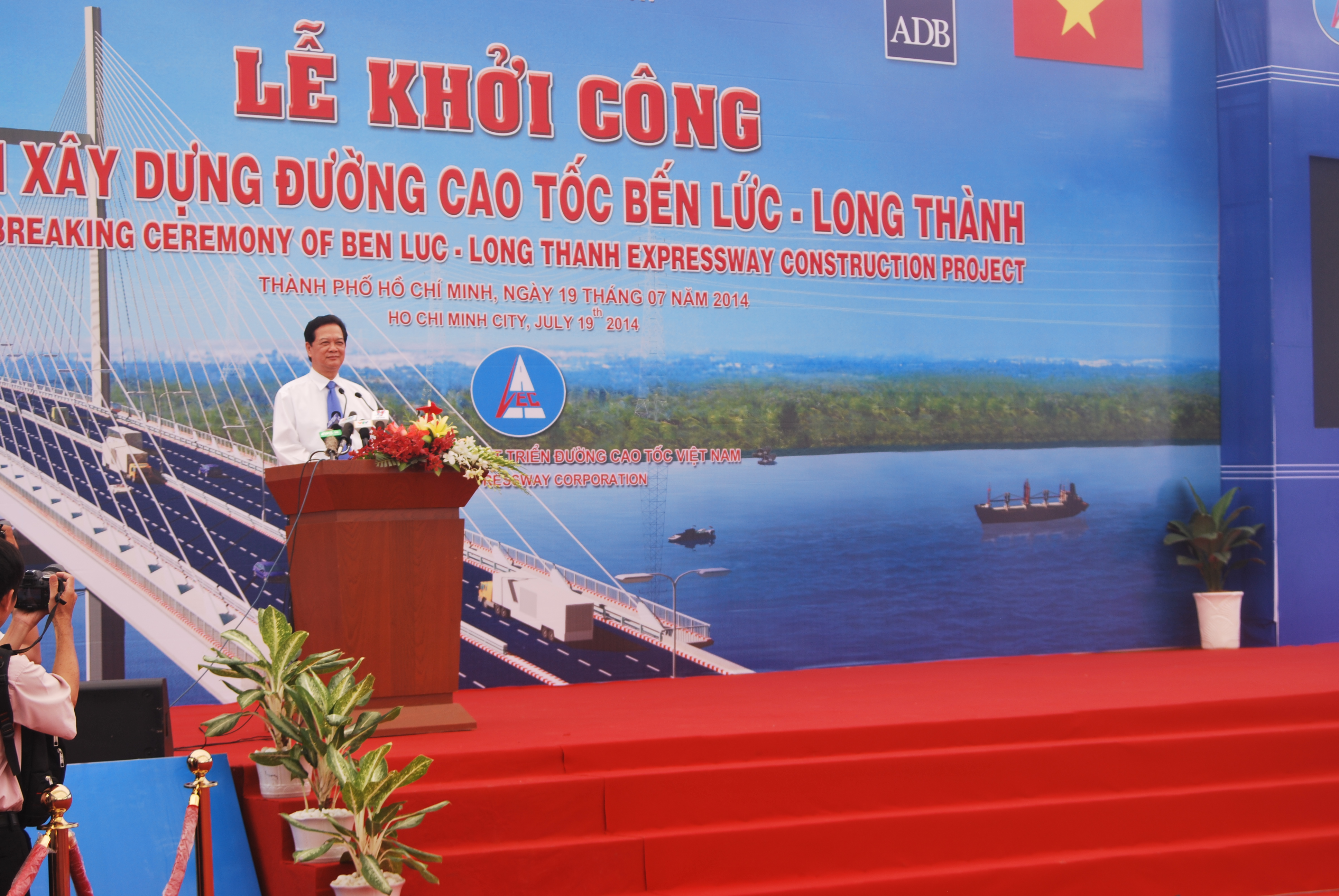 Thủ tướng Nguyễn Tấn Dũng phát lệnh khởi công Link Trang Chủ PG88.Com Mới #2026 đường cao tốc Bến Lức – Long Thành.