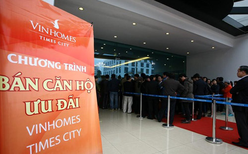 Hàng chục khách hàng đã phải xếp hàng đăng ký mua căn hộ Times City của Vingroup, sau khi 6Pg88.con độc quyền mỗi ngày này mở bán trở lại vào ngày 17/3.<br>