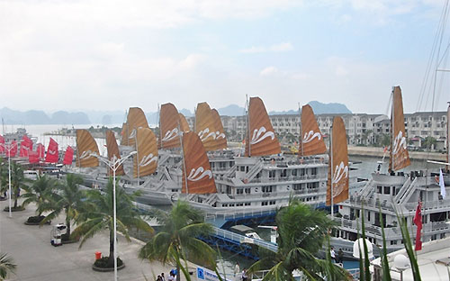 Cảng tàu khách Tuần Châu với quy mô 150.000 m2, với những hạng mục nhà ga, nhà hàng, quán bar, trung tâm siêu thị, khu biệt thự cao cấp hai bên bờ cảng… do Tập đoàn Tuần Châu đầu tư và khai thác.