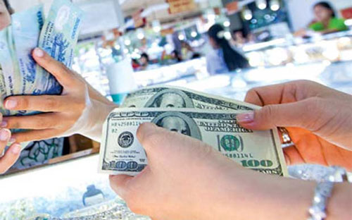 Trên thị trường tự do, những ngày vừa qua cũng chứng kiến sự lên giá 
mạnh mẽ của đồng bạc xanh, khi giao dịch luôn phổ biến trên 21.200 đồng ở
 cả hai chiều mua và bán. <br>