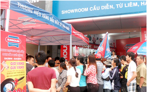 Rất đông khách hàng đã tới tham gia mua sắm vào buổi sáng khai trương.