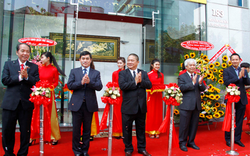 Ban Lãnh đạo Tập đoàn Hoa Sen và các quan khách cắt băng khai trương Văn phòng Đại diện Tập đoàn.
