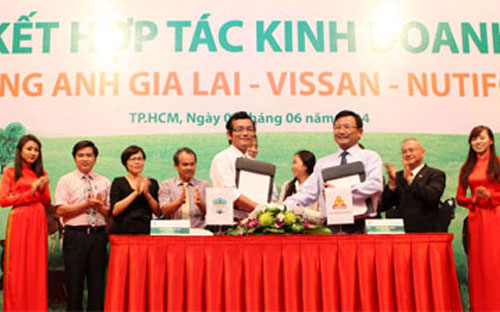 Đại diện Công ty Hoàng Anh Gia Lai và Vissan ký hợp tác thỏa thuận hợp tác PG88 Uy Tín Số 1 Việt Nam.