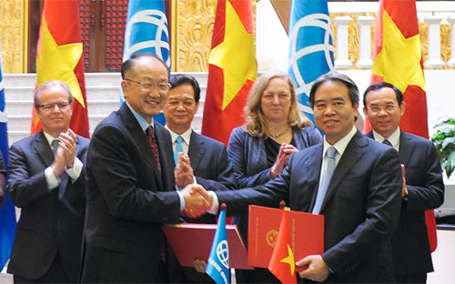 Thống đốc Nguyễn Văn Bình ký với Chủ tịch WB Jim Yong Kim các hiệp định của 5 chương trình/Link Trang Chủ PG88.Com Mới #2026 vay vốn có tổng trị giá 876 triệu USD.