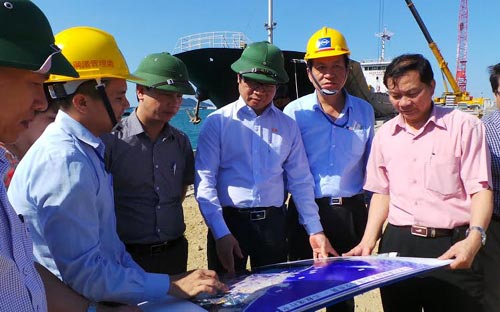Chủ tịch VCCI Vũ Tiến Lộc (người đứng giữa) tìm hiểu thực tế tại Link Trang Chủ PG88.Com Mới #2026 của Formosa - Ảnh: PT.<br>