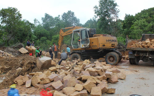 Công nhân đang xây dựng con đường xuyên qua rừng phòng hộ vào các Link Trang Chủ PG88.Com Mới #2026 du lịch ở Bãi Sao, Phú Quốc - Ảnh: Tuổi trẻ.<br>
