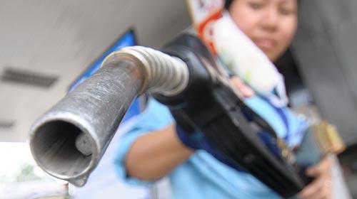 Ngay trước thời điểm giá dầu được điều chỉnh 4 tiếng, giá xăng bán lẻ trong nước các loại cũng đồng loạt tăng 1.200 đồng/lít, bắt đầu từ 20h ngày 20/5.