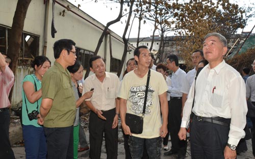 Nhà đầu tư Đài Loan (người đeo túi) phản ánh với các cơ quan chức năng khó khăn của 6Pg88.con độc quyền mỗi ngày - Ảnh: Hồng Phi.<br>
